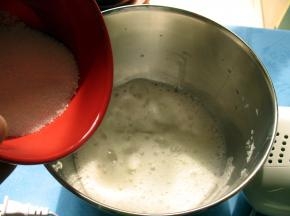 30克砂糖分三次加入蛋清中，蛋清打至硬性发泡