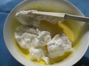 将打好的蛋白挖出1/3放入蛋黄糊内翻拌均匀