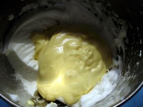 把加蛋白糊的收黄糊倒入蛋白中，翻拌均匀