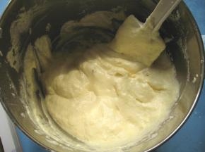 筛主低筋面粉用橡皮刮刀翻拌均匀成面糊