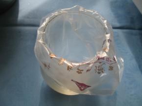 把裱花袋套在玻璃杯上，倒入拌好的面糊，裱花嘴使用圆嘴