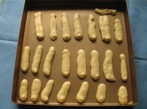 把面糊挤烤盘上成长条型