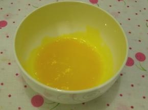 水加糖倒在锅里加热煮成糖水，到沸腾后关火。一边用打蛋器搅打，一边慢慢倒在蛋黄糊里，混合成蛋黄糖水，是为了将生蛋黄杀菌。放一边先降温