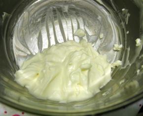 马斯卡彭芝士用打蛋器搅打到顺滑。加入蛋黄液里