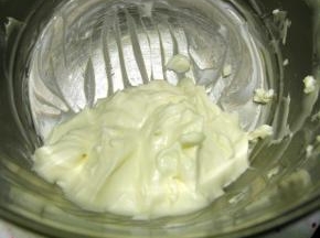 马斯卡彭芝士用打蛋器搅打到顺滑。加入蛋黄液里