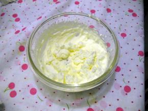 淡奶油放到冰水里，放入糖，打发至六分发，打发的奶油，我这个有点过了，打好的是顺滑的状态