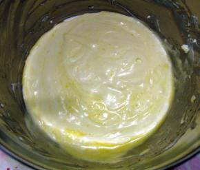 将马斯卡彭芝士蛋黄糊和淡奶油混合为提拉米苏糊。