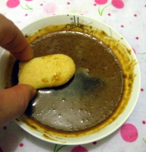 将咖啡粉溶于咖啡酒里，加入咖啡粉是为了让成品中的咖啡味道浓厚一些，如果只有咖啡酒，吃的时候就没有咖啡味，取一片手指饼在咖啡液里蘸一下