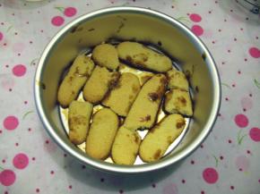 蘸过咖啡酒的饼干放在模具底部