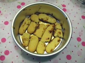 蘸过咖啡酒的饼干放在模具底部