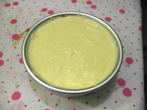 倒入一部分提拉米苏糊，铺一层沾了蘸了咖啡液的手指饼，在倒入提拉米糊铺满整个模具，刮平表面，放入冰箱冷藏6小时，或者过夜