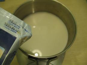 奶锅里倒入杏仁露、淡奶油