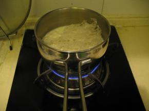 把奶锅放在火上，把琼脂煮化，在小火，不停搅拌