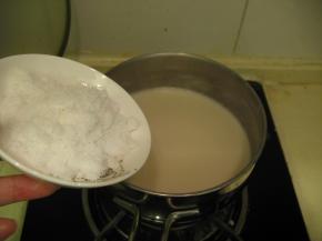 琼脂煮化，放入白糖，白糖化开，就可以离火