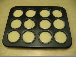 倒入模具里放凉后放进冰箱冷藏至凝固