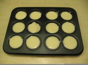 倒入模具里放凉后放进冰箱冷藏至凝固