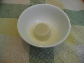 冷冻好的奶糕从模具中取出沾上椰蓉即可