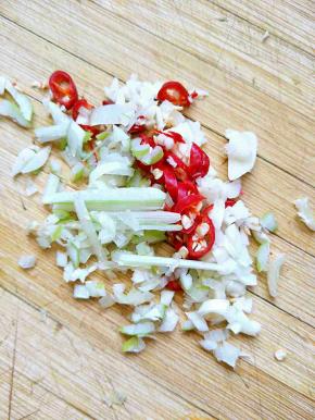 葱。蒜，小米辣切碎