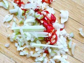 葱。蒜，小米辣切碎
