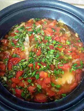 香味飘出加盐调味，放入香菜和蒜苗花！