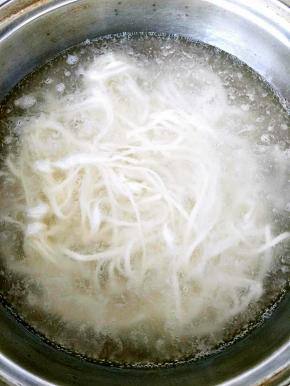 另起锅下入面条煮熟捞出用凉开水过一下。