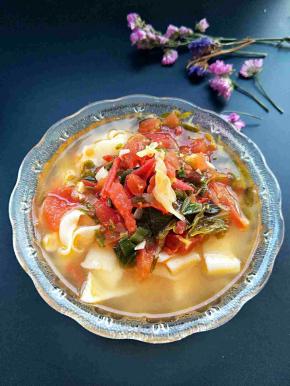 捞出的面条加入西红柿浆水汤开吃