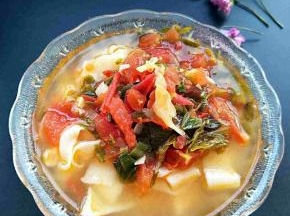 捞出的面条加入西红柿浆水汤开吃
