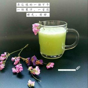 鲜榨的冬瓜汁直接饮用或者加蜂蜜