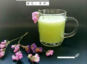 鲜榨的冬瓜汁直接饮用或者加蜂蜜