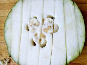 冬瓜外皮洗净就行，