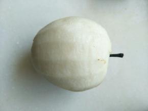 雪梨一个，这个梨时间久了有些蔫吧了。