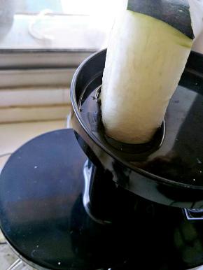 冬瓜雪梨放入原汁机榨汁