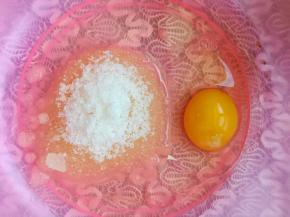 油，糖，鸡蛋进行乳化