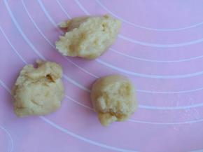 分成大小合适的小剂子，搓圆放烤盘