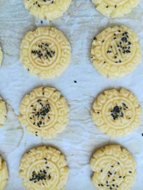 用勺子轻轻压薄，我用的月饼模具压的，刷蛋液撒芝麻待烤