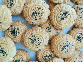 烤箱预热，180--20分钟就好了，根据自己烤箱设置时间和温度。最后几点钟看着烤箱，以免上色过度