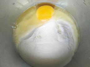 面粉倒入碗里，打入一个鸡蛋