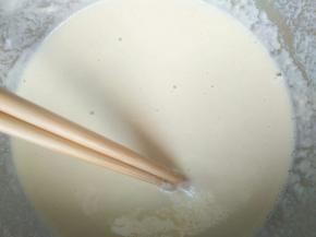 加入水，调成鸡蛋面糊，再加入盐搅拌均匀
