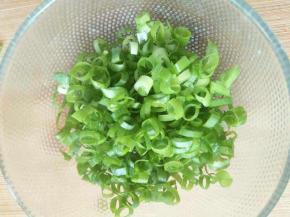 小葱洗干净切碎备用