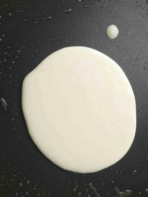 平底锅小火加热，抹少量油，倒入一勺面糊