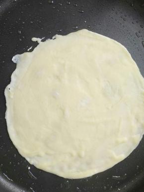 用工具快速把面糊刮薄