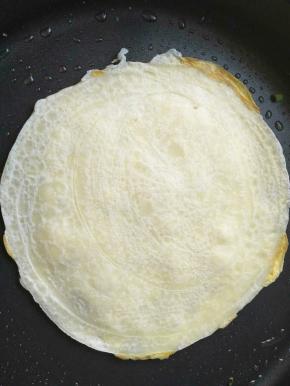 蛋液稍微凝固，立刻翻面