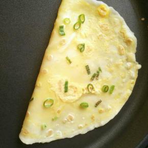 大约两分钟，从一边翻开看看鸡蛋上色漂亮就可以出锅了