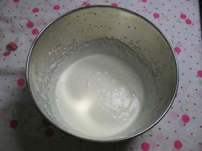 淡奶油放到冰水里放入糖用打蛋器打发至六分发