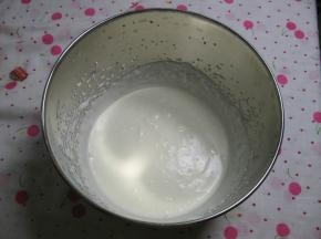淡奶油放到冰水里放入糖用打蛋器打发至六分发