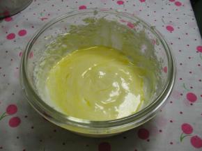 将马斯卡彭芝士蛋黄糊和淡奶油混合为提拉米苏糊