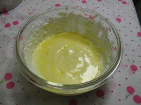 将马斯卡彭芝士蛋黄糊和淡奶油混合为提拉米苏糊