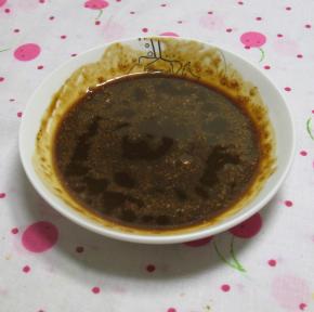 将咖啡粉溶于咖啡酒里，加入咖啡粉是为了让成品中的咖啡味道浓厚一些，如果只有咖啡酒，吃的时候就没有咖啡味