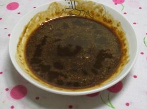 将咖啡粉溶于咖啡酒里，加入咖啡粉是为了让成品中的咖啡味道浓厚一些，如果只有咖啡酒，吃的时候就没有咖啡味