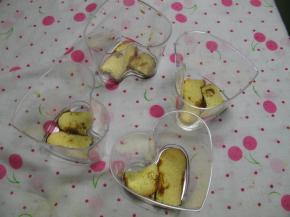 将蘸过咖啡酒的饼干放在杯底